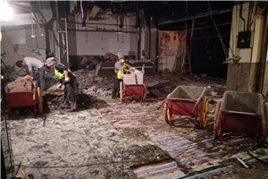 高層建筑的外墻內有保溫層，該不該拆除保溫墻。