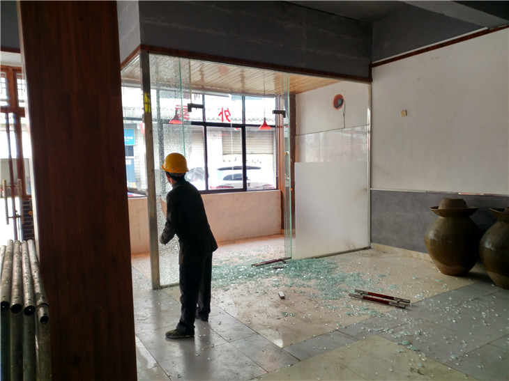 安靖夜市店鋪拆除現(xiàn)在用來做順豐快遞收發(fā)點(diǎn)